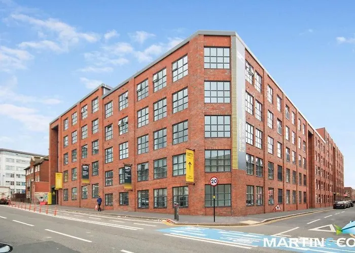 Modern-New Build Apartment In Birmingham